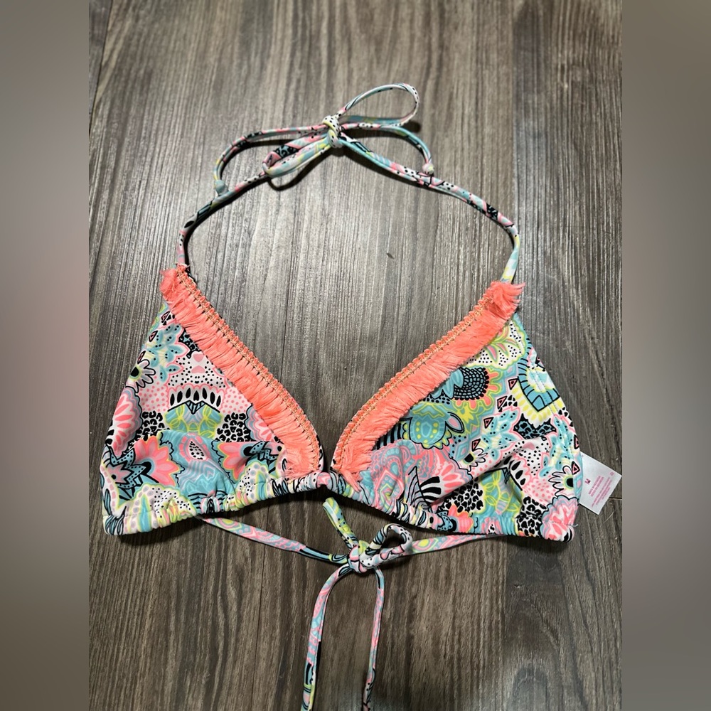 Bathing suit top with detailing